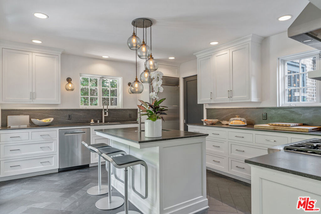 560 S Bronson Avenue - Photo 20