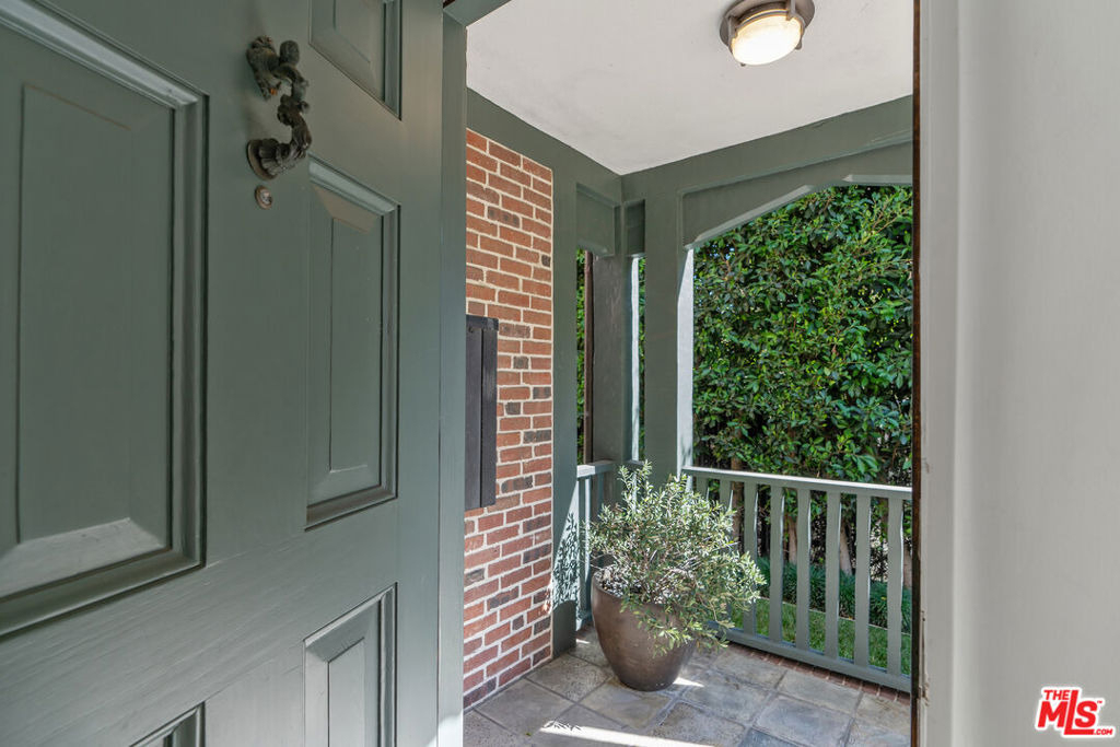 560 S Bronson Avenue - Photo 5