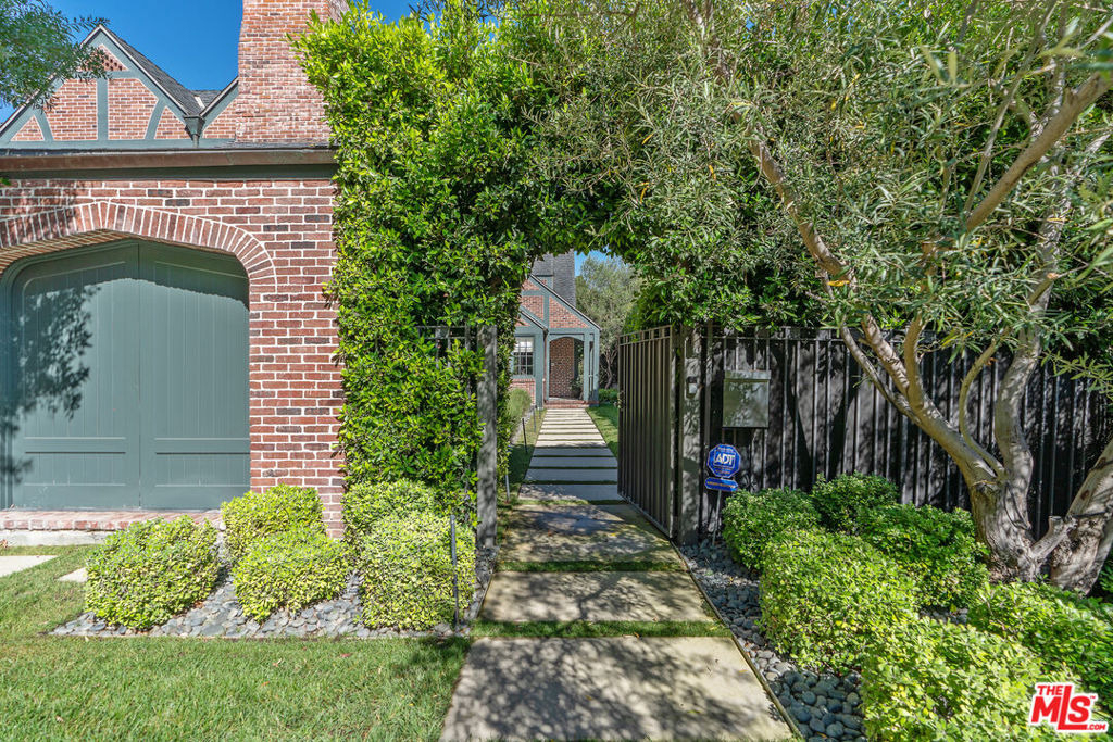 560 S Bronson Avenue - Photo 1