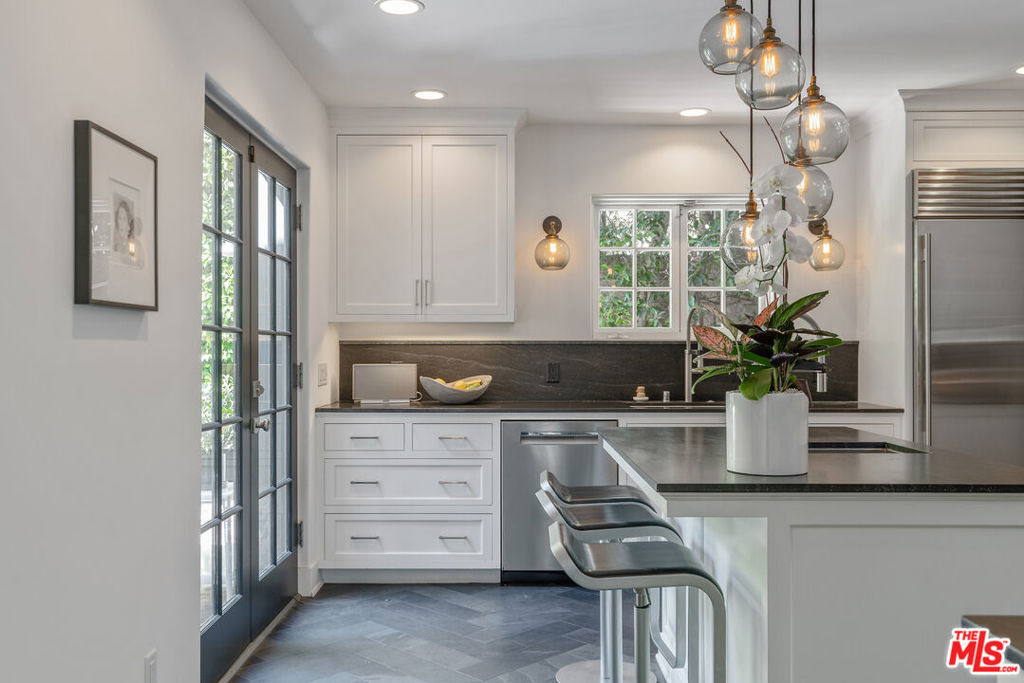 560 S Bronson Avenue - Photo 21