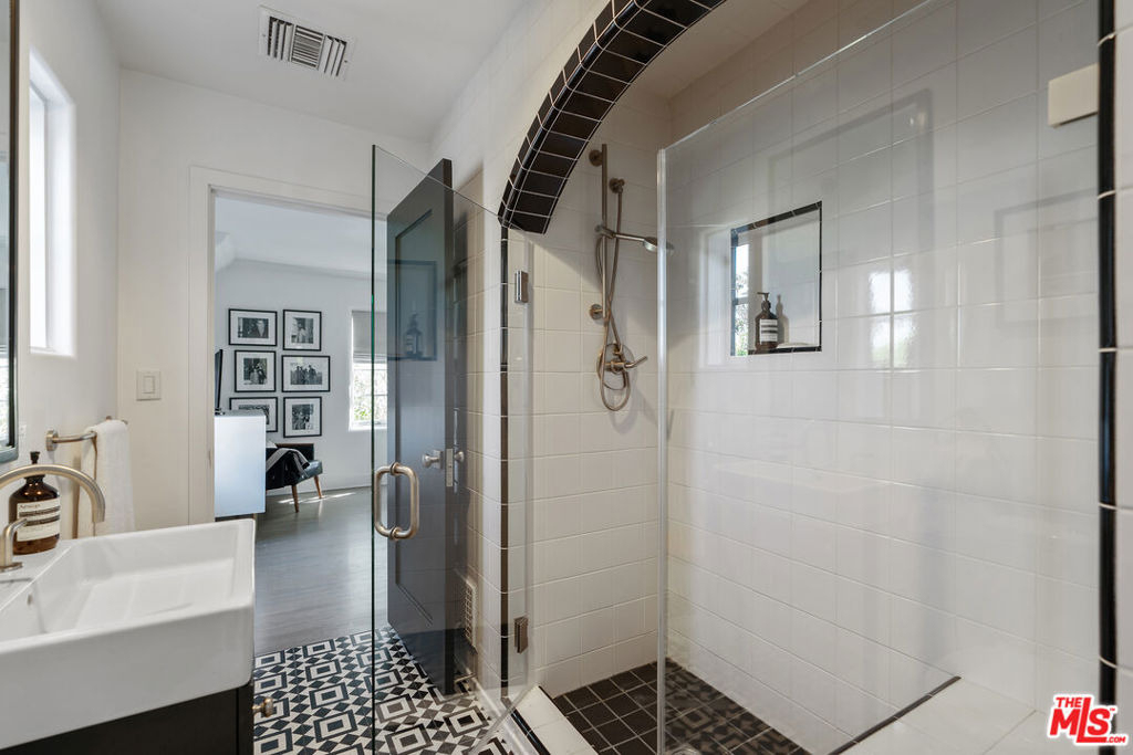 560 S Bronson Avenue - Photo 55