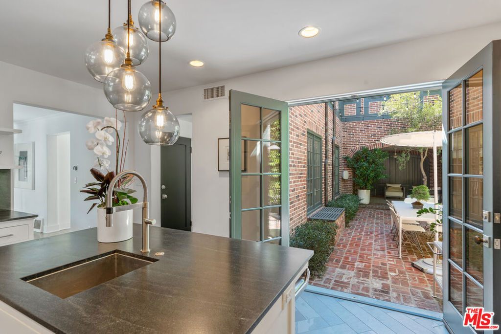 560 S Bronson Avenue - Photo 19
