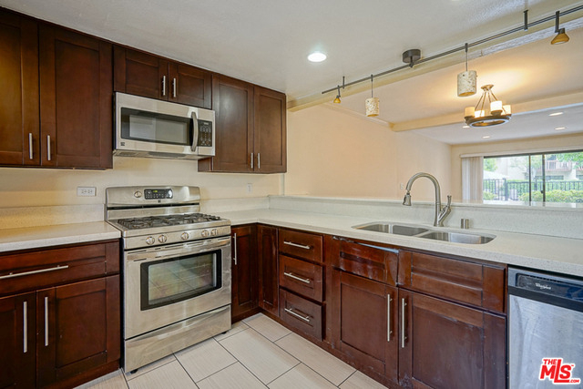 5760 Owensmouth Avenue - Photo 8