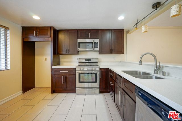 5760 Owensmouth Avenue - Photo 7
