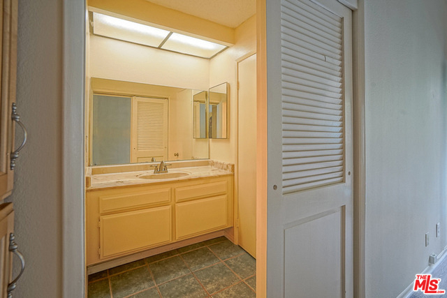 5760 Owensmouth Avenue - Photo 15