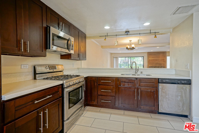 5760 Owensmouth Avenue - Photo 6