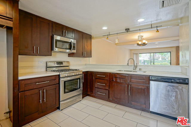 5760 Owensmouth Avenue - Photo 5