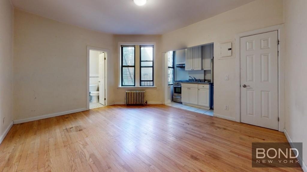 West 10th Street - Photo 10