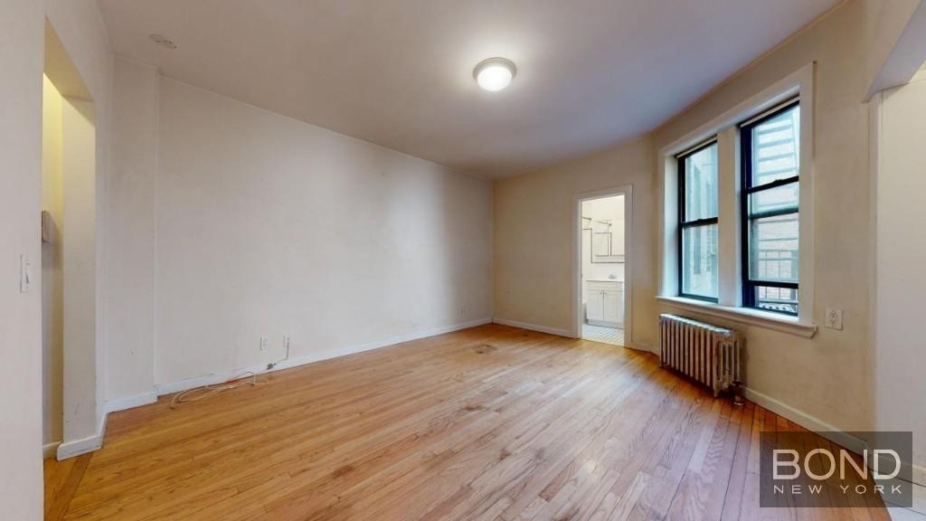 West 10th Street - Photo 3
