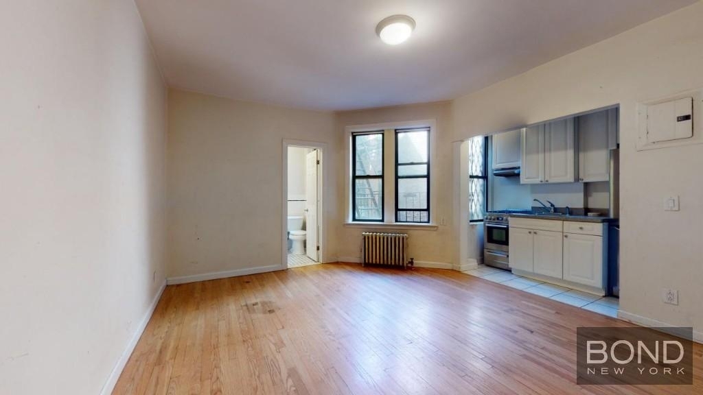 West 10th Street - Photo 4
