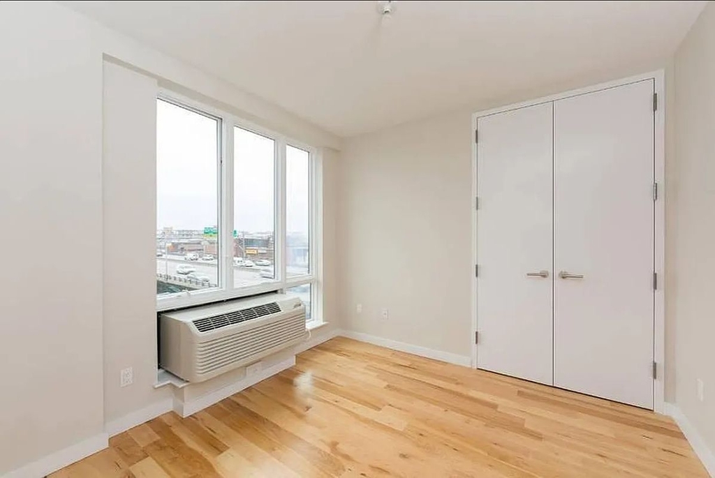 52nd Street - Photo 2