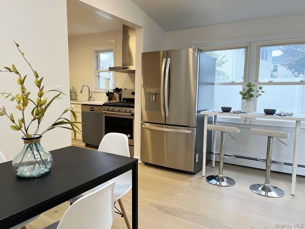 20 Walters Avenue - Photo 2