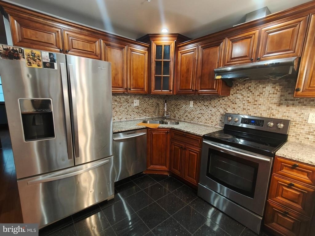 1106 Wallace Street - Photo 2