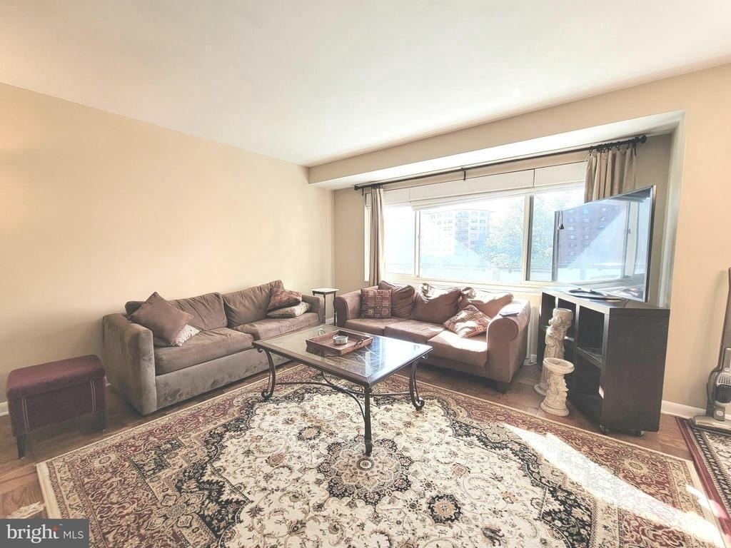 4201 Cathedral Avenue Nw - Photo 2
