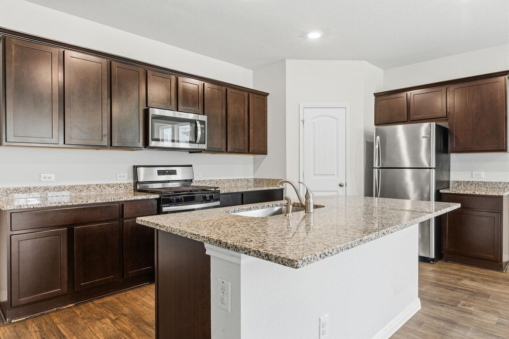 202 Eagle Mountain Trl - Photo 1