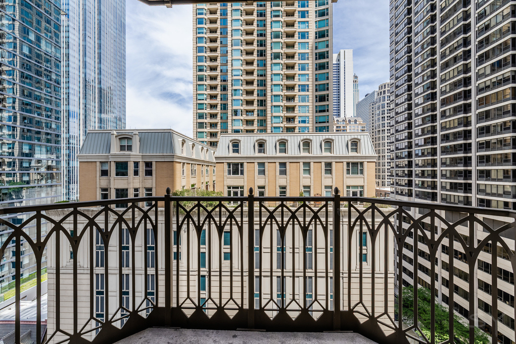 21 E Huron Street - Photo 23