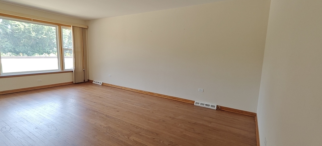 10824 S Sacramento Avenue - Photo 2