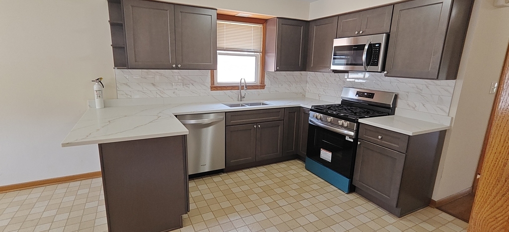 10824 S Sacramento Avenue - Photo 13