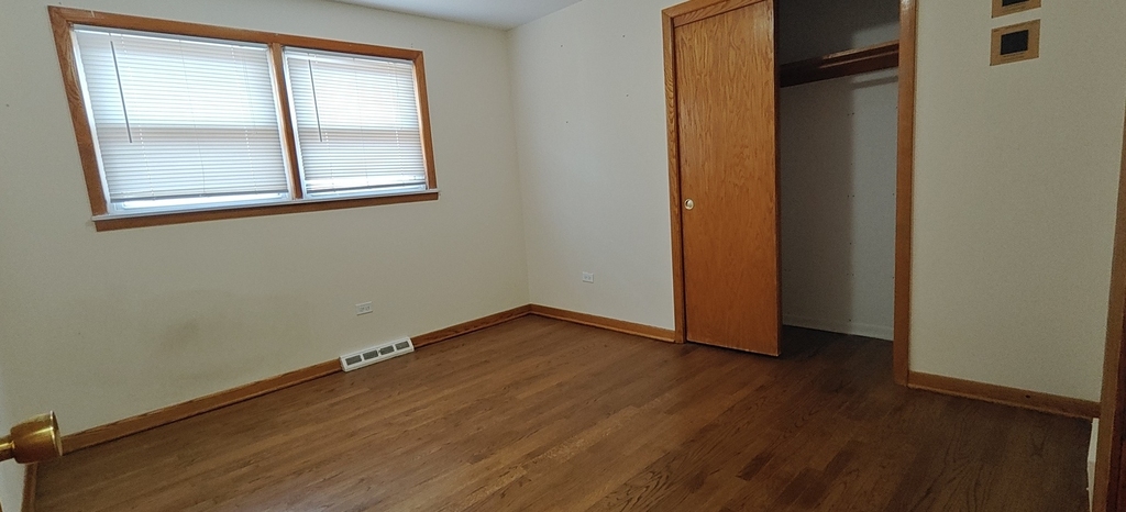 10824 S Sacramento Avenue - Photo 6
