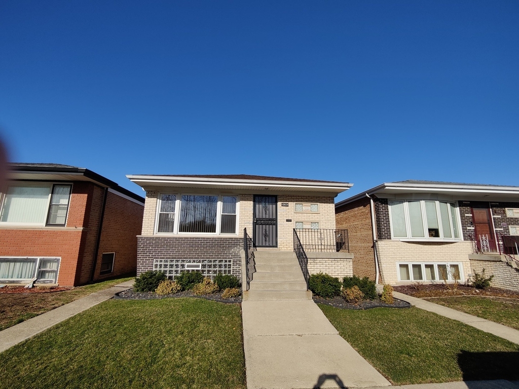 10824 S Sacramento Avenue - Photo 0