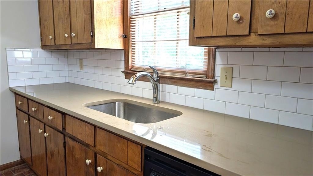 585 Wayside Drive - Photo 8