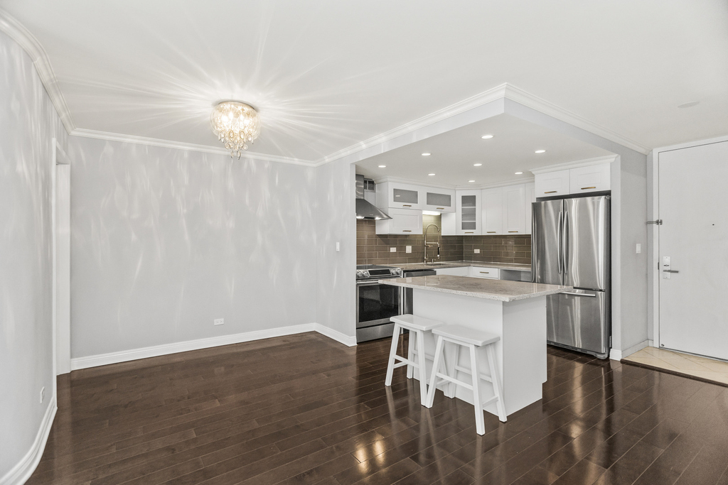 110 E Delaware Place - Photo 5