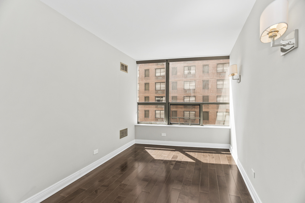 110 E Delaware Place - Photo 7
