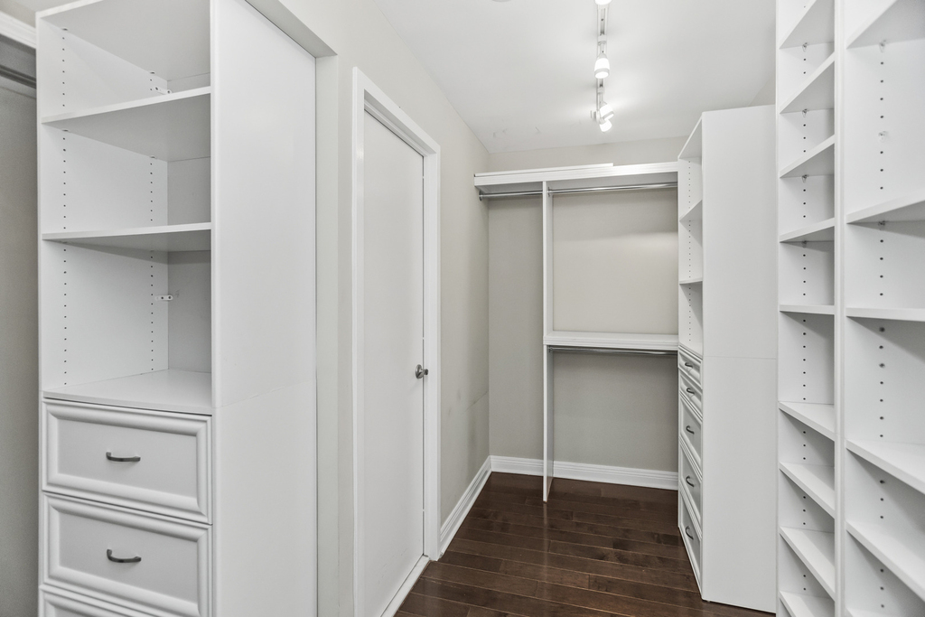 110 E Delaware Place - Photo 12