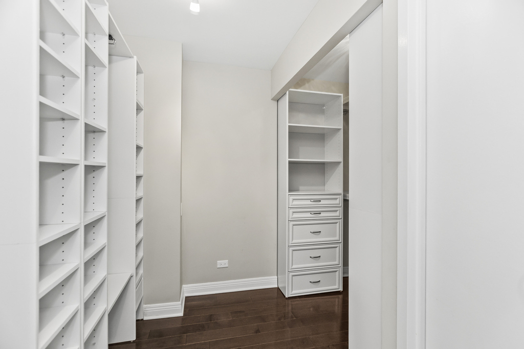 110 E Delaware Place - Photo 11