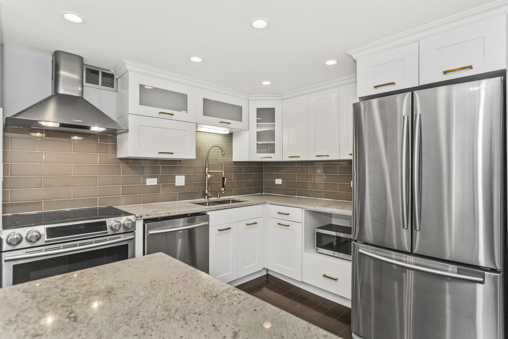 110 E Delaware Place - Photo 1