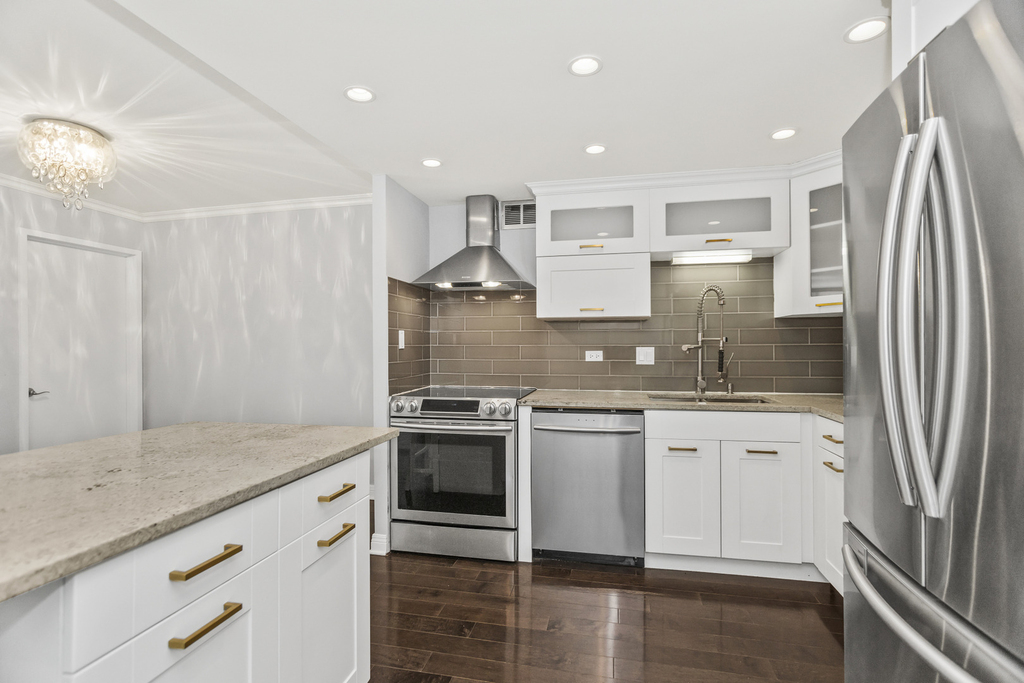 110 E Delaware Place - Photo 2