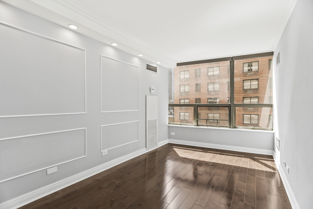 110 E Delaware Place - Photo 4