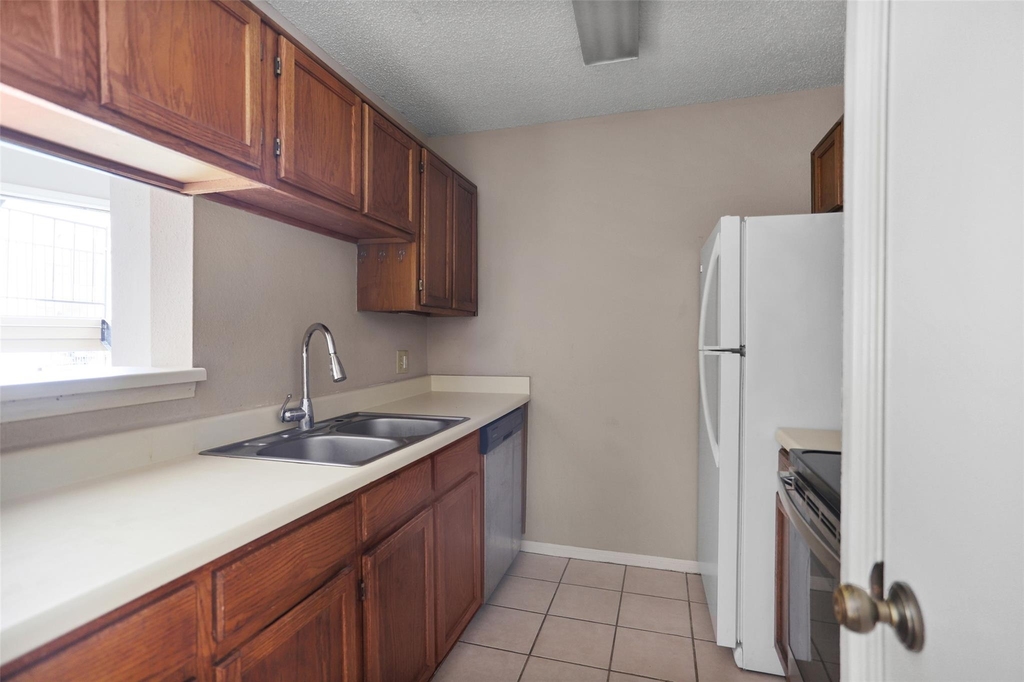 2121 Hepburn Street - Photo 2
