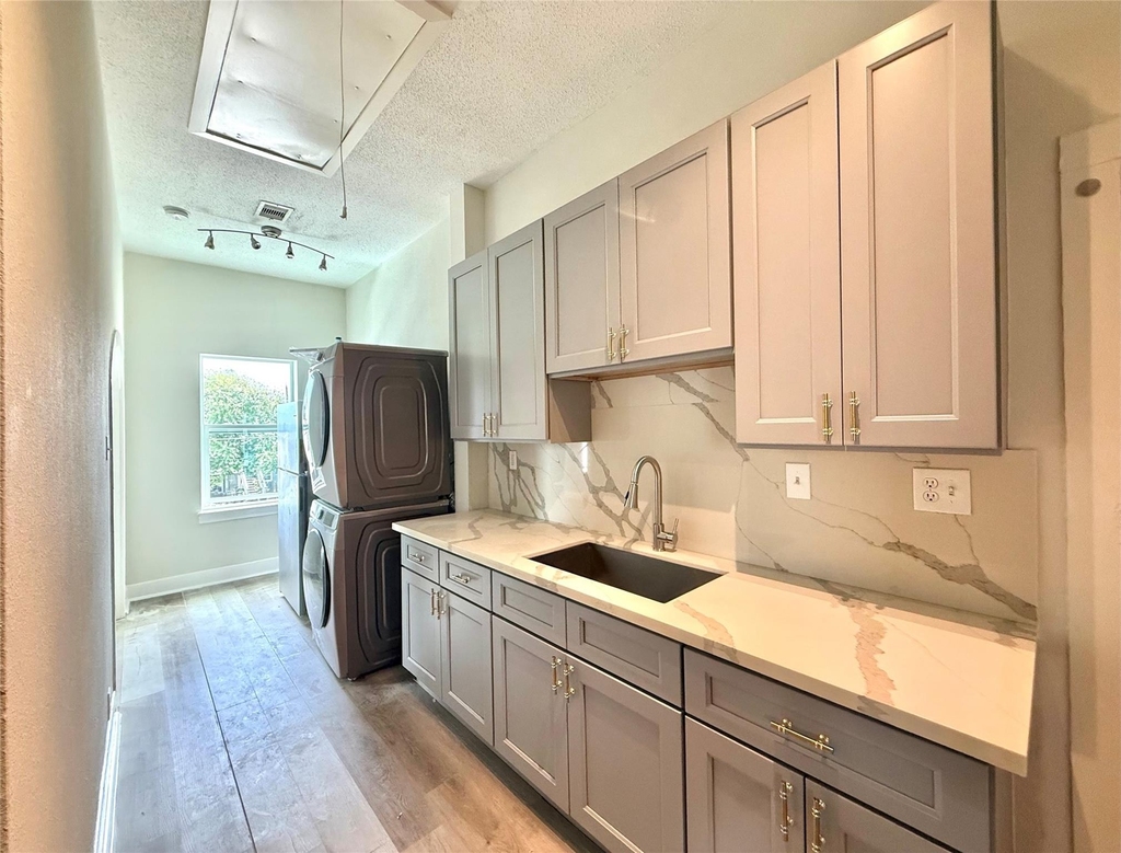 805 10th Street - Photo 0