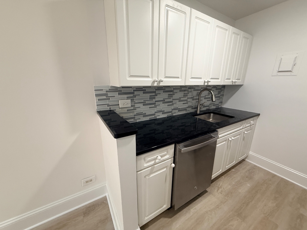 West 34th Street - Photo 14