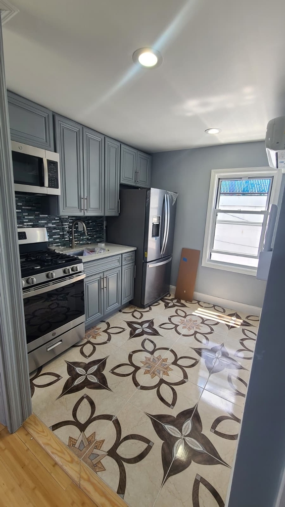 Perfect Rental home in the heart of St. Albans, Queens. - Photo 0