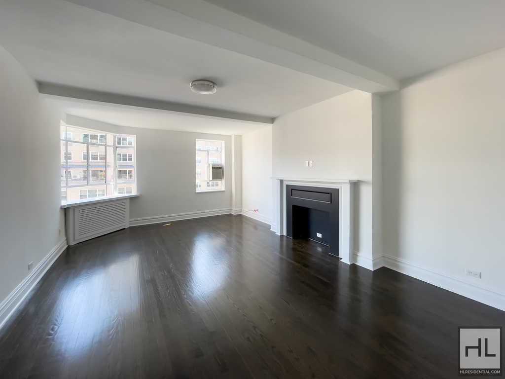 Fifth Avenue - Photo 1