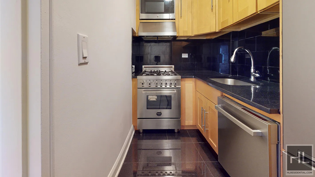 West 13 Street - Photo 2