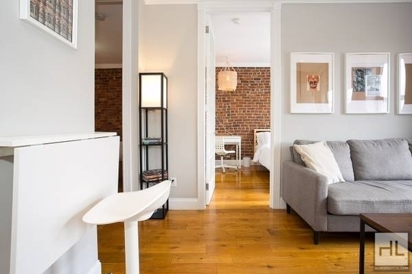 Essex Street - Photo 1