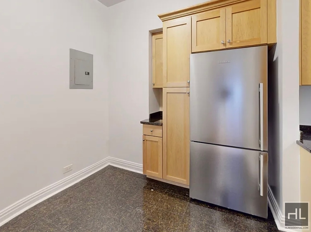 East 56 Street - Photo 2