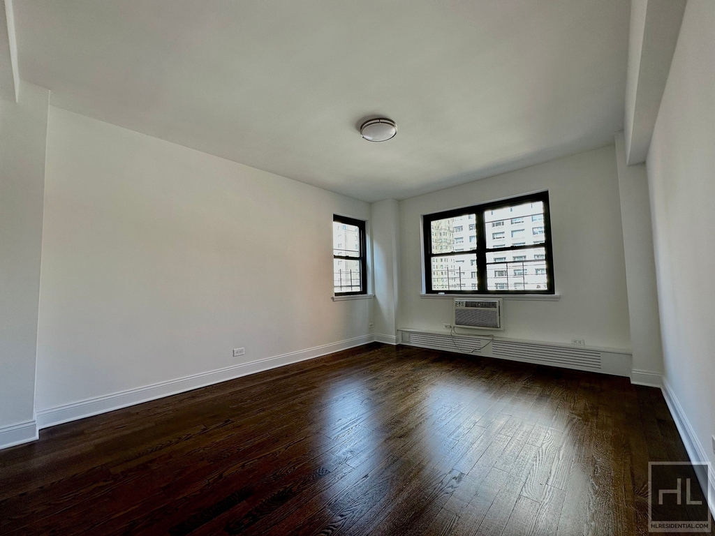 East 69 Street - Photo 4