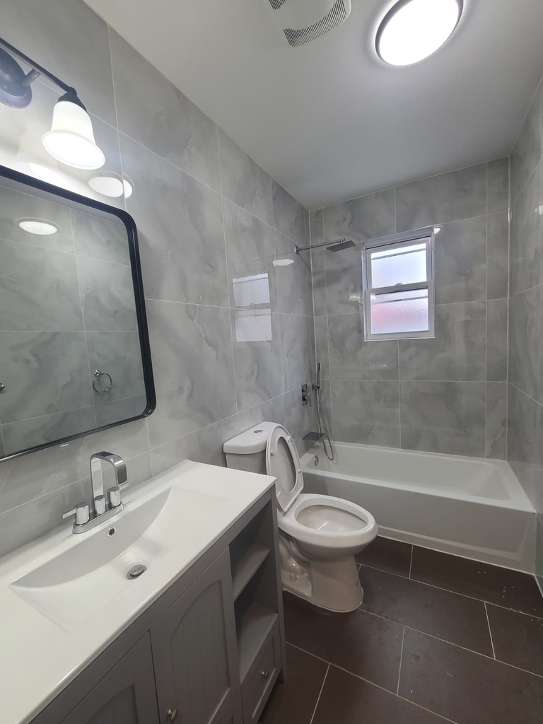 Spacious Apartment in Jamaica Queens - Photo 2