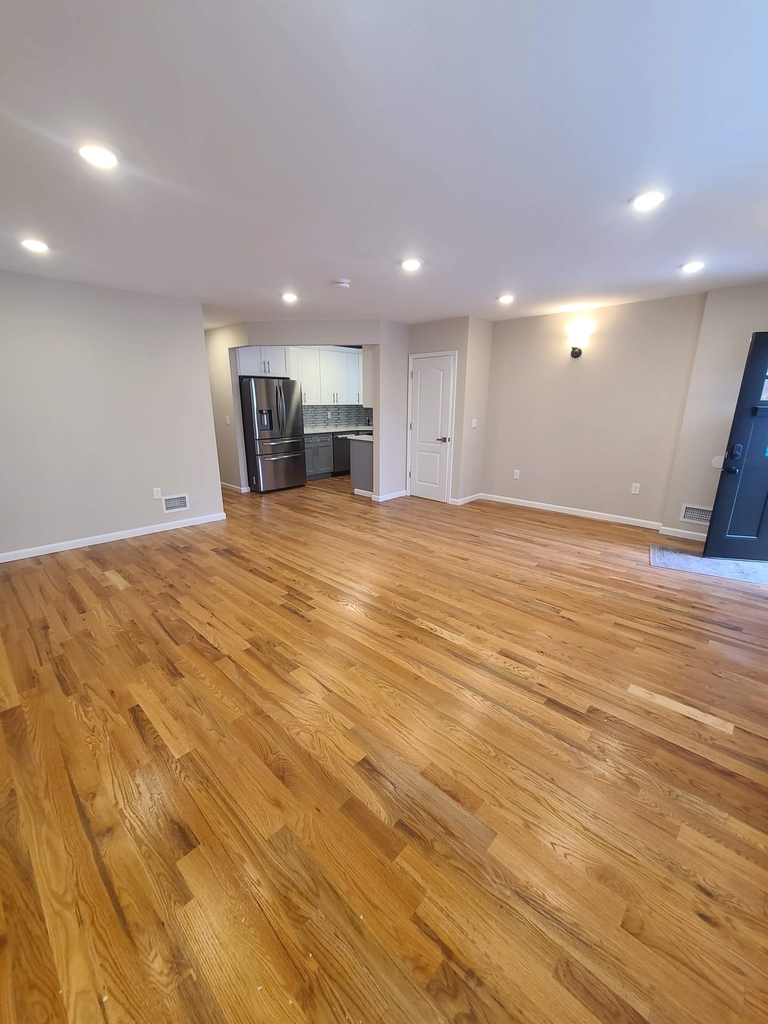 Spacious Apartment in Jamaica Queens - Photo 6