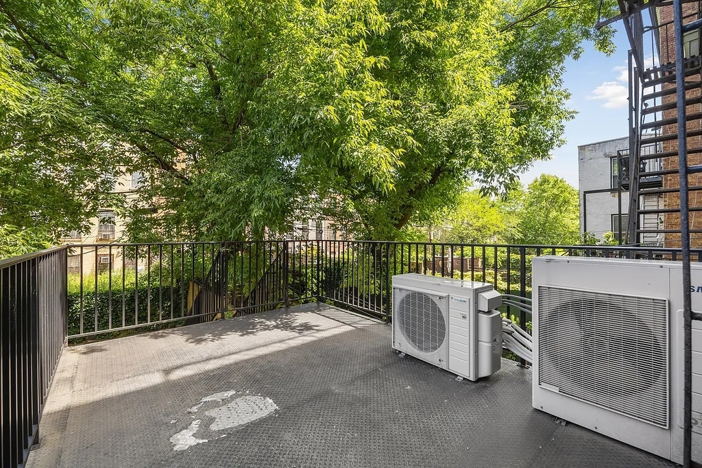 521 Decatur Street - Photo 2
