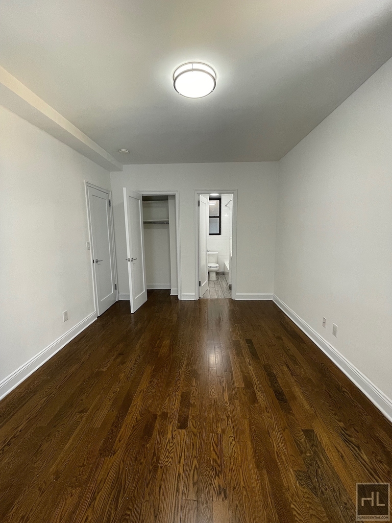 East 46 Street - Photo 3