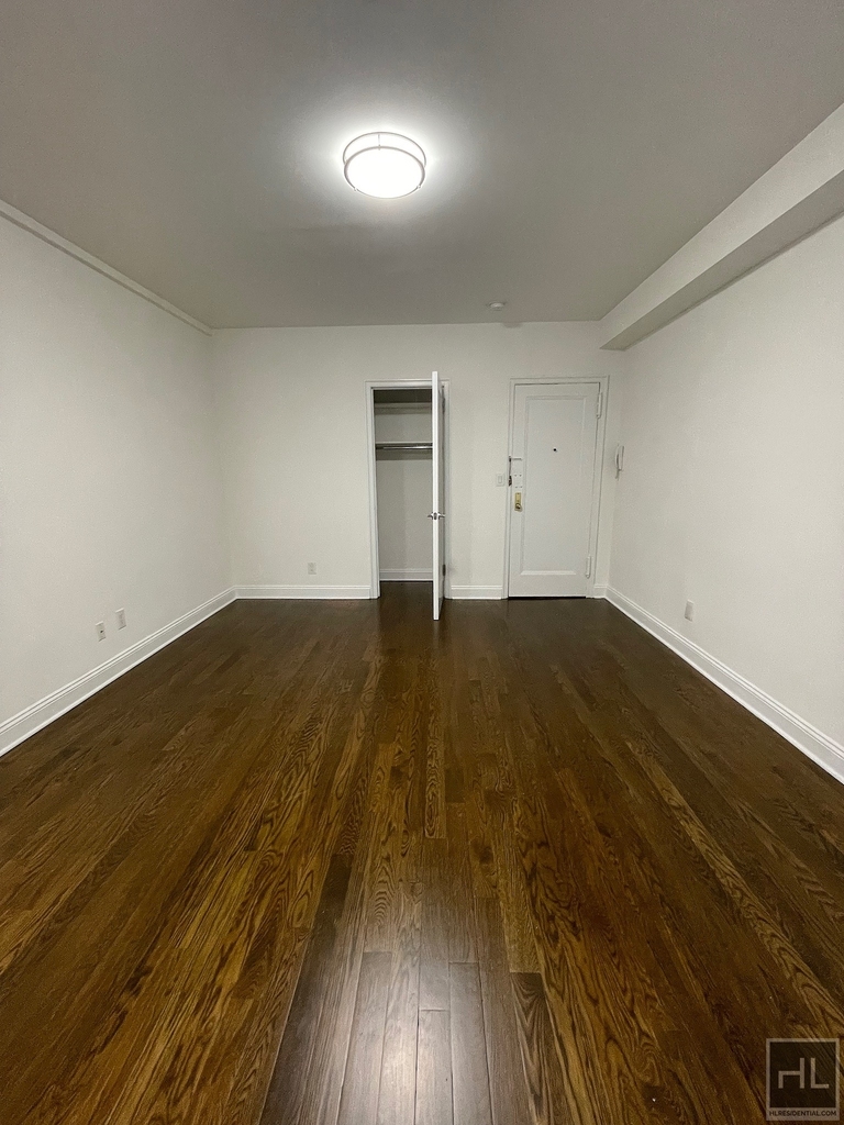 East 46 Street - Photo 1