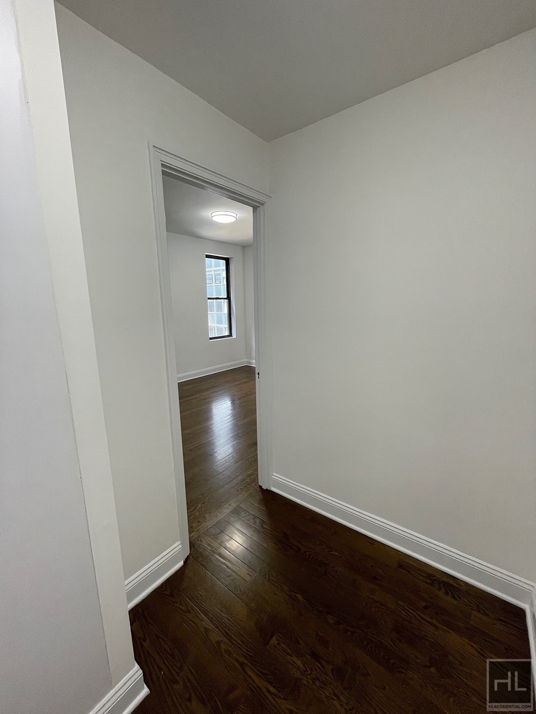 East 46 Street - Photo 8