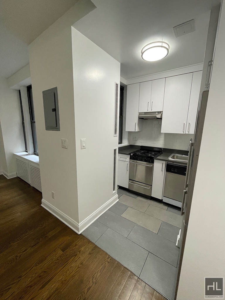 East 46 Street - Photo 6