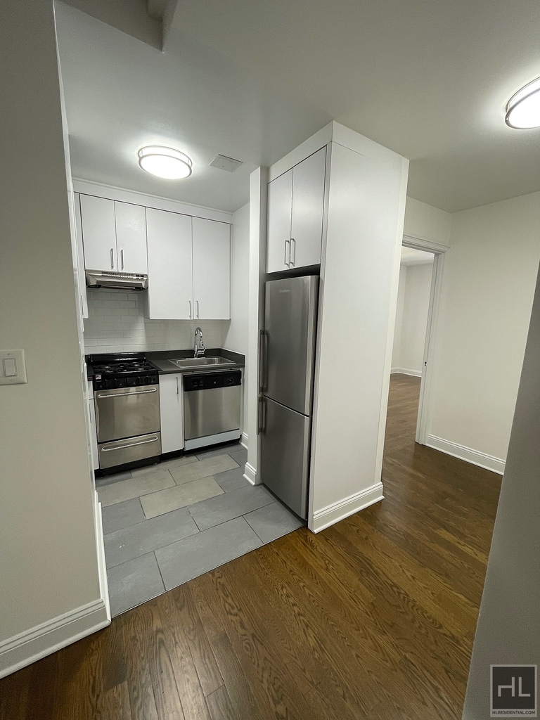 East 46 Street - Photo 4