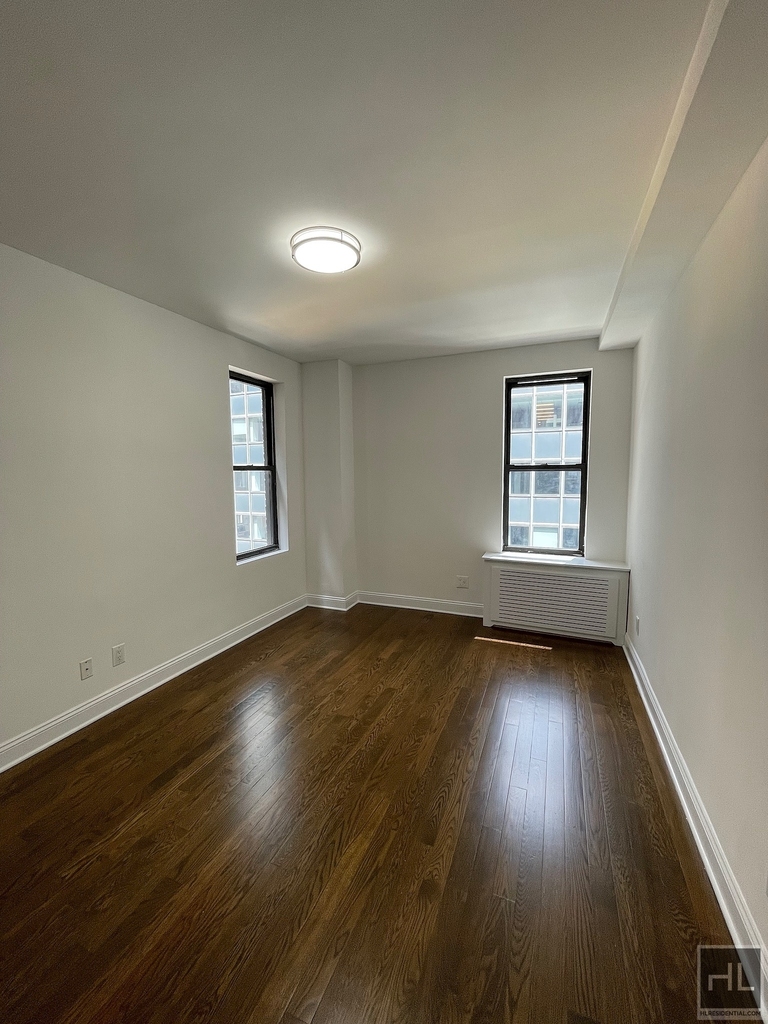 East 46 Street - Photo 2